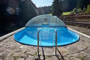 zapuštěný bazén (7 x 4 x 1,2 m) s odsuvným zastřešením