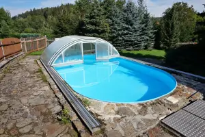k dispozici je zapuštěný bazén (7 x 4 x 1,2 m) s odsuvným zastřešením)