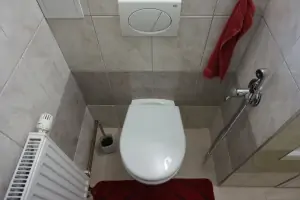 WC v koupelně s vanou