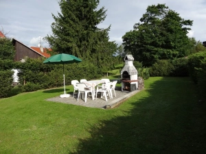 v zadní části zahrady se nachází další venkovní posezení (zahradní krb na fotografii byl nahrazen grilem)