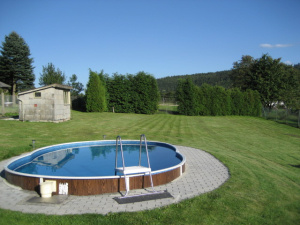 Na oplocené zahradě je k dispozici bazén (5,7 x 3,7 x 1,2 m)