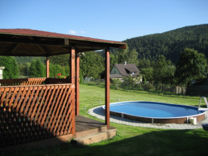 Hned vedle bazénu stojí altánek s venkovním posezením