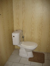 V objektu jsou k dispozici 2 koupelny se sprchovým koutem, umyvadlem a WC