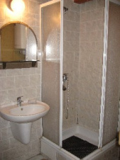 V objektu jsou k dispozici 2 koupelny se sprchovým koutem, umyvadlem a WC