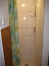 Sprchový kout je přístupný z kuchyňského koutu