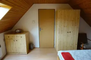 ložnice se 3 lůžky v podkroví