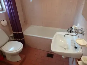 koupelna je vybavena vanou, WC a umyvadlem