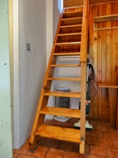 příkré schody do podkroví