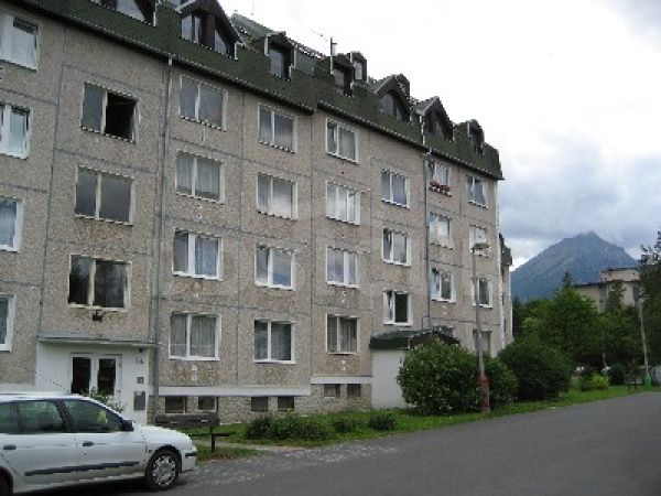 Apartmán Tatranská Lomnica pro 4 osoby se nachází ve 3. patře bytového domu