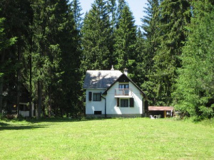 Chata Tatranská Štrba leží v chatové oblasti v lese