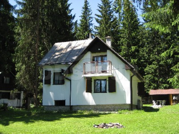 Chata Tatranská Štrba leží v chatové oblasti v lese