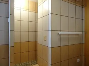 vstup do sprchového koutu v koupelně v přízemí