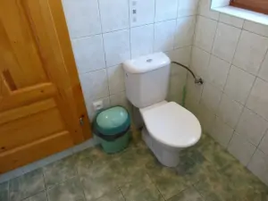 WC v koupelně v podkroví