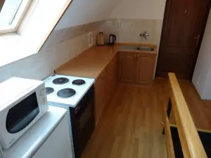 v podkroví se nachází malá průchozí kuchyňka