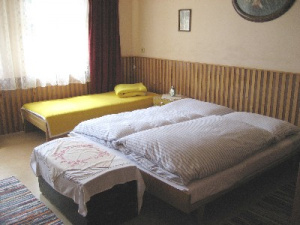 Ložnice se 3 lůžky a patrovou postelí