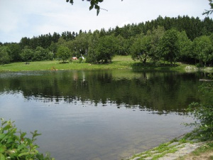 Rekreační rybník v Rohanově je vzdálen od chalupy cca. 2 km