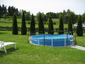 Na zahradě je k dispozici bazén (průměr 3,5 m, hloubka 0,9 m)