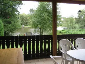 Z terasy je nádherný výhled na řeku Lužnici
