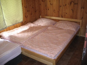 Ložnice s manželskou postelí a lůžkem