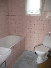 Koupelna je vybavena vanou, WC a umyvadlem
