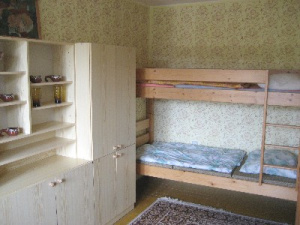 Průchozí ložnice s patrovou postelí a lůžkem