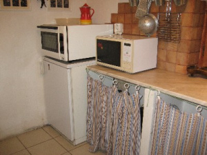 Malá kuchyňka je vybavena pro stolování a vaření 7 osob