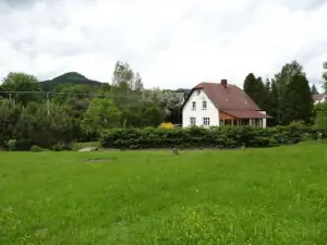 chalupa Petrovice se nachází ve velké oplocené zahradě