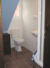 Koupelna č. 1 je vybavená sprchovým koutem, WC a umyvadlem