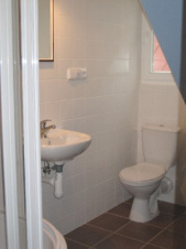 Koupelna č. 2 je vybavená sprchovým koutem, WC a umyvadlem