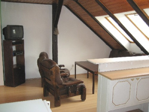 Obytná místnost - pohled z kuchyňského koutu k sedací soupravě