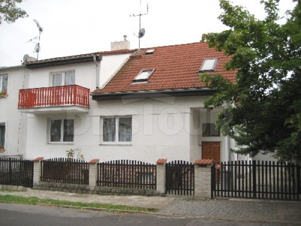 Přední pohled na dům s apartmánem Chomutov