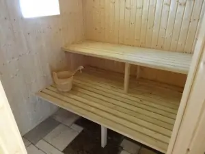 v přístavku chalupy lze využít saunu