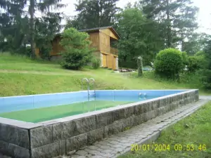 Na zahradě chaty je k dispozici bazén