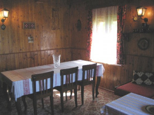 Obytná místnost je vybavena jídelním koutem, 3 přistýlkami, krbem a TV
