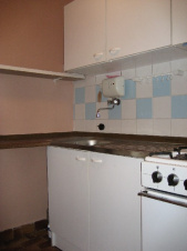 Kuchyňský kout je opticky oddělen od obytné místnosti