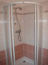 Obě koupelny jsou vybaveny sprchovým koutem, WC a umyvadlem