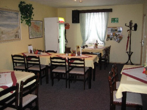 Součástí penzionu je restaurace - možnost objednání snídaní a polopenze