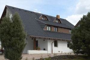 Boční pohled na apartmánový dům Stožec