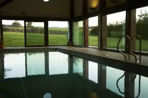 Vnitřní bazén (12 x 4,5 x 1,6 m) je po celou dobu pobytu k dispozici