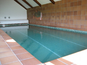 Vnitřní bazén (12 x 4,5 x 1,6 m) je vyhříván