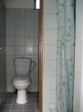 Koupelna je vybavena sprchovým koutem, umyvadlem a WC