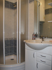 Koupelna je vybavena sprchovým koutem a umyvadlem