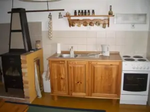 Kuchyňský kout je vybaven pro vaření a stolování 5 osob
