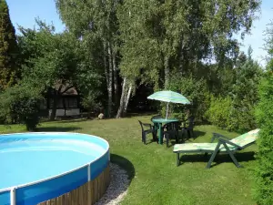 k dispozici je zahradní bazén (průměr 3,5 m)