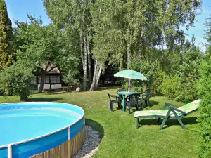 k dispozici je zahradní bazén (průměr 3,5 m)
