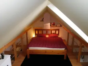 otevřená podkrovní ložnice - manželská postel