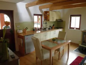 kvalitně zařízený obytný pokoj s plně vybaveným kuchyňským koutem