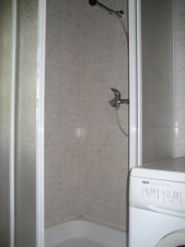 Koupelna se sprchovým koutem a umyvadlem 