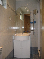 Koupelna v přízemí je vybavena sprchovým koutem a umyvadlem