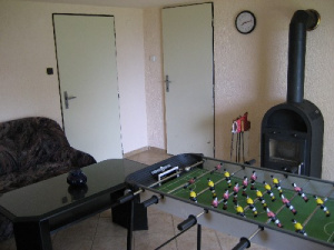 Společenská místnost v suterénu - k dispozici je stolní fotbal